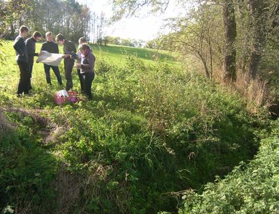 Studierende und MitarbeiterInnen besprechen mit Kartenmaterial die geplante Probennahme im Einzugsgebiet der Weißen Elster, Foto: Institut für Geographie