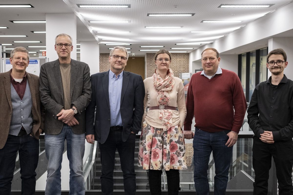zur Vergrößerungsansicht des Bildes: Sechs Personen stehen nebeneinander