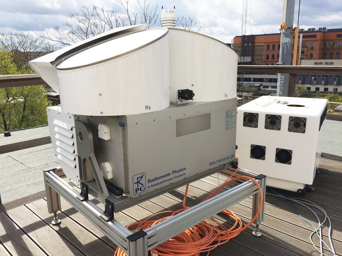 Foto: Katrin Schandert zur Vergrößerungsansicht des Bildes: Satellitengebundene Beobachtung: LIMRAD94 auf dem Dach des Leipziger Instituts für Meteorologie. Foto: Katrin Schandert / Universität Leipzig
