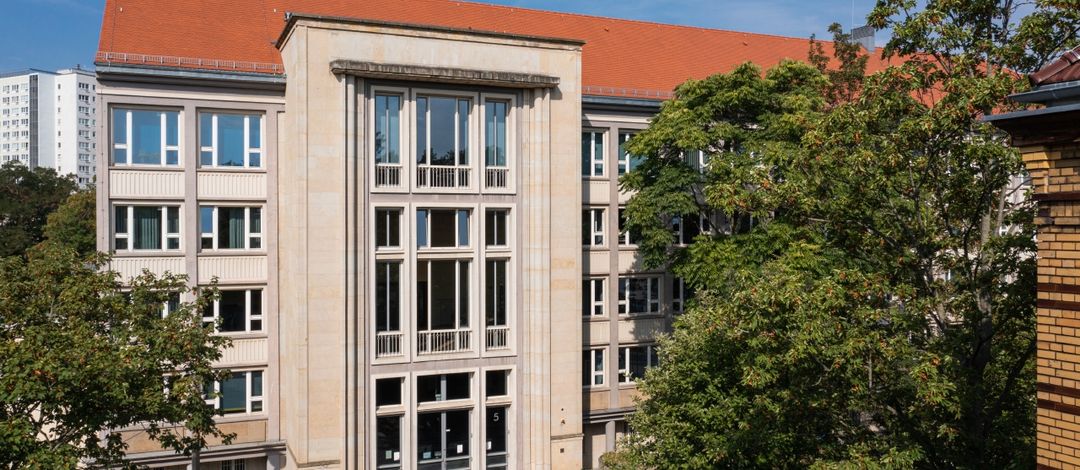 Drohnenaufnahme der Fakultät von außen