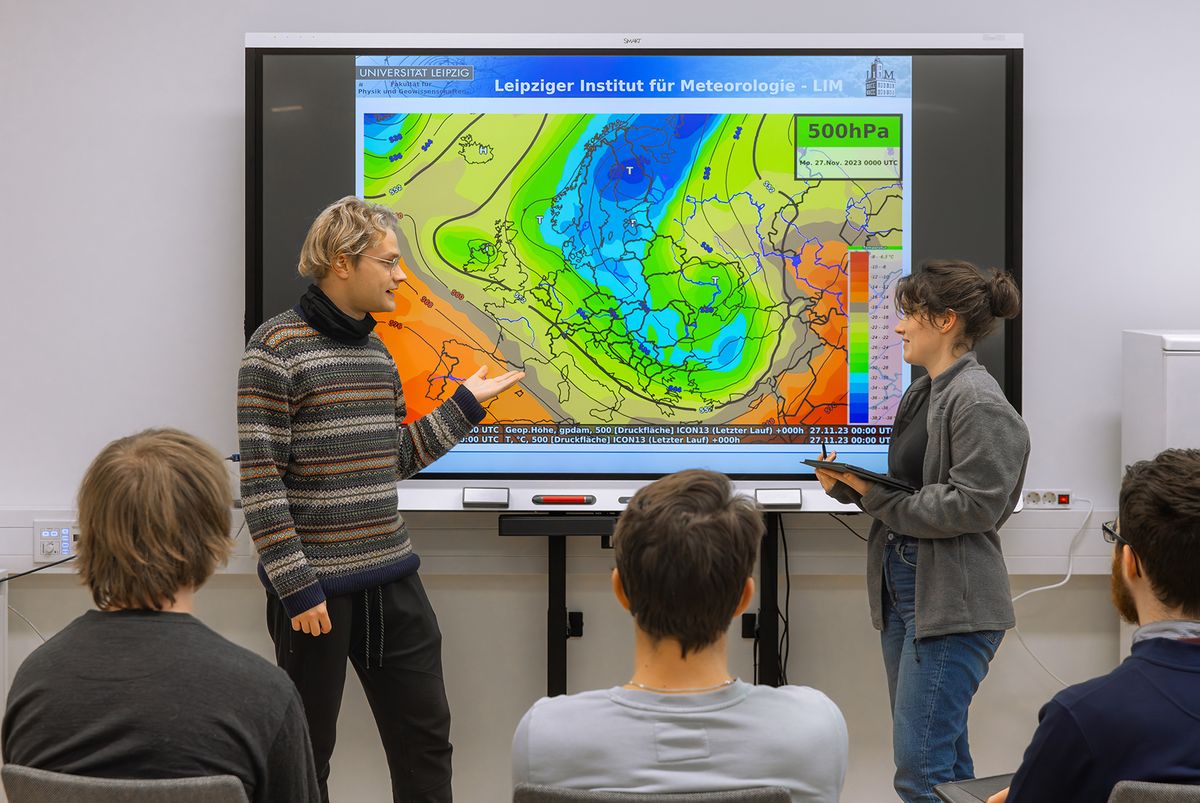 zur Vergrößerungsansicht des Bildes: Im Seminrraum 0.16 finden die Lehrveranstaltungen zur Wetterbesprechung statt. Foto: Swen Reichhold