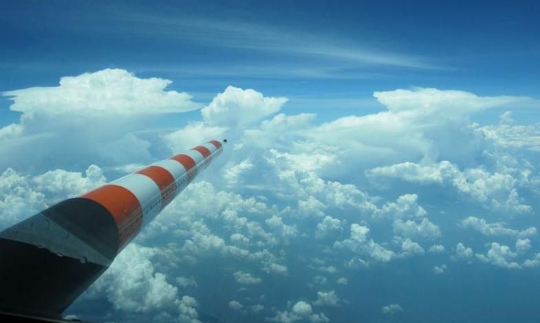 The measuring tip of a sensor of the HALO ("High Altitude and Long Range Research Aircraft") protrudes into a cloud formation. Photo: Manfred Wendisch/University of Leipzig