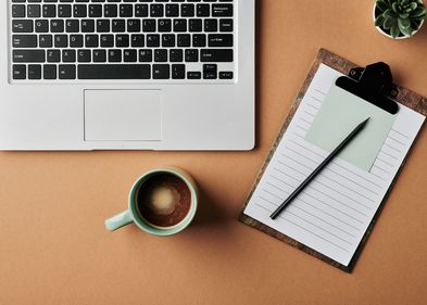 Bewerbung, Foto: Colourbox Eine Tasse Kaffee steht neben einem Laptop und einem Block
