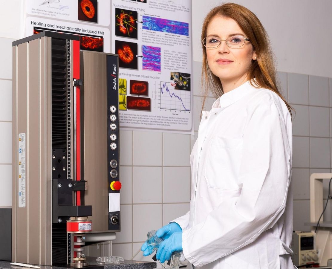 zur Vergrößerungsansicht des Bildes: Prof. Dr. Mareike Zink an der Material-Prüfmaschine Z0.5 TS