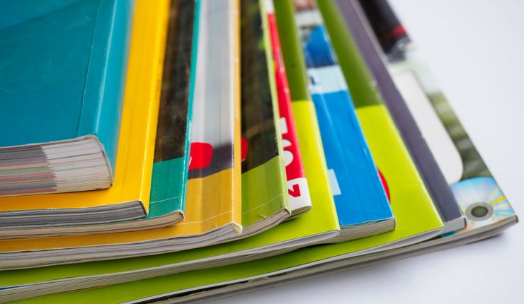 Aufnahme von mehreren Zeitschriften übereinander auf einem Tisch, Foto: Colourbox