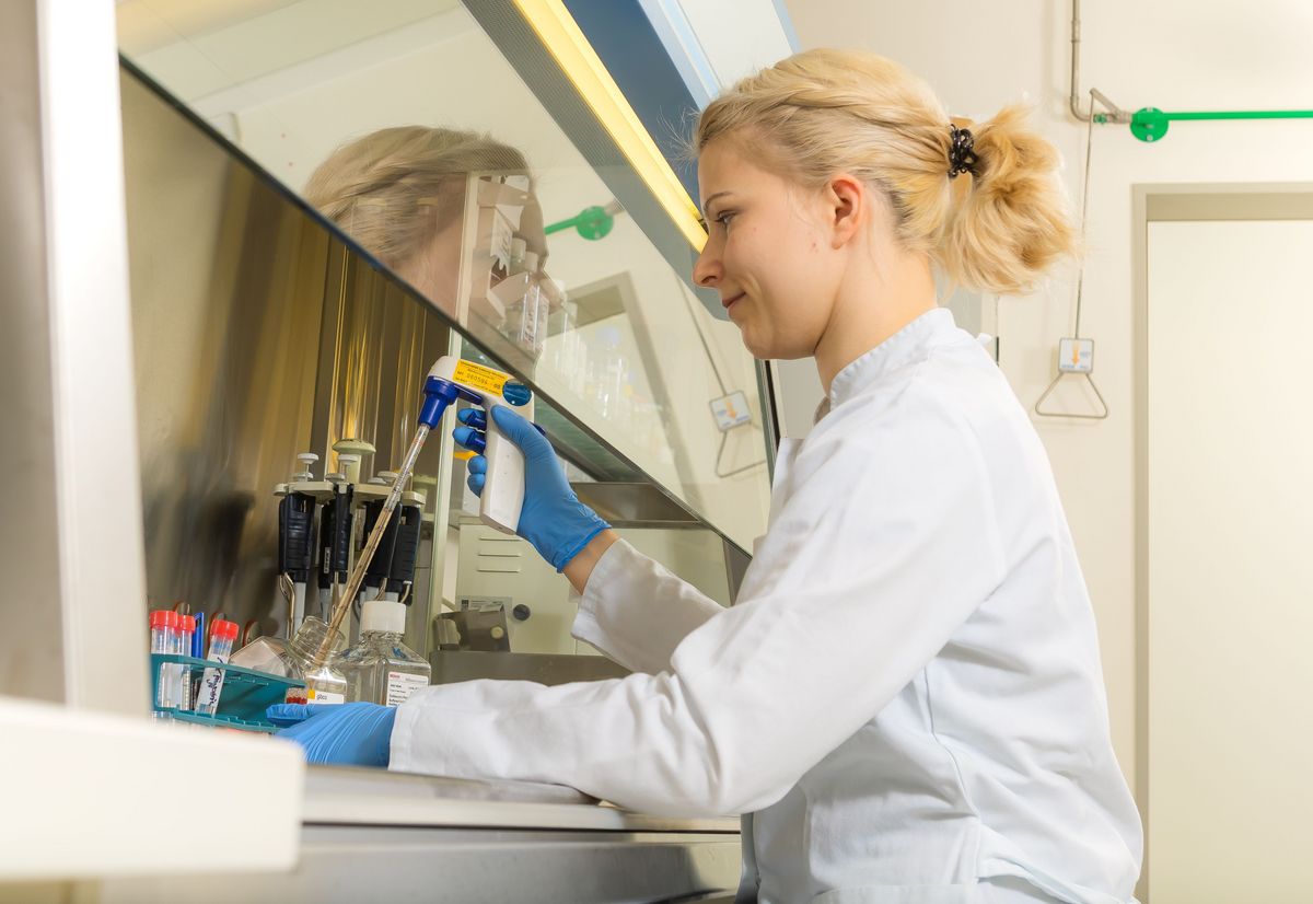 enlarge the image: Eine Wissenschaftlerin arbeitet im Labor.