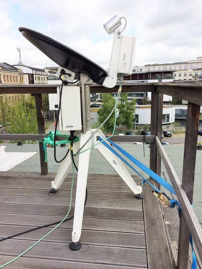 zur Vergrößerungsansicht des Bildes: Satellitengebundene Beobachtung: LIMRAD24 auf dem Dach des Leipziger Instituts für Meteorologie. Foto: Katrin Schandert / Universität Leipzig
