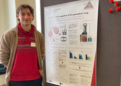 Der Doktorand Jonas Naumann wurde für sein Poster samt Kurzvortrag ausgezeichnet. Foto: privat Doktorand Jonas Naumann vor seinem Poster