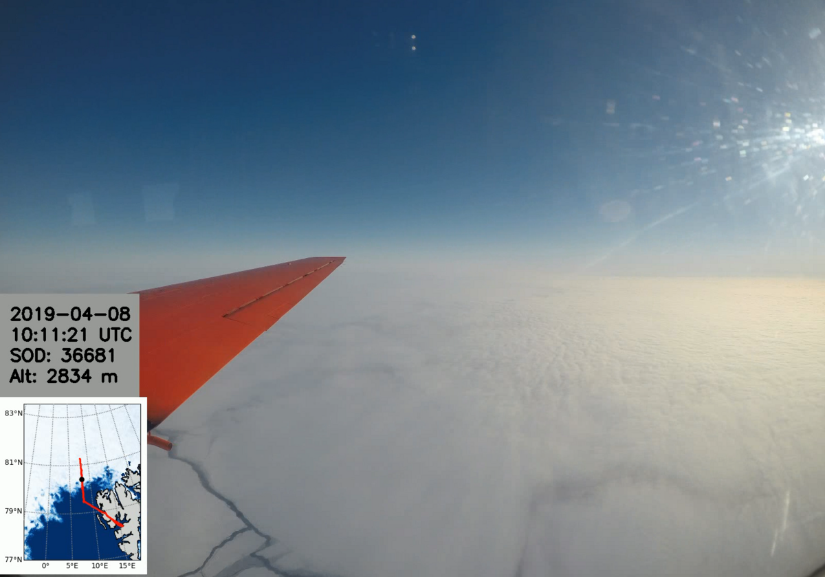 zur Vergrößerungsansicht des Bildes: Bildaufnahme aus dem Seitenfenster der Polar 5 zeigt die Abnahme der dichten Bewölkung im Eiskantenbereich beim Übergang vom offenen Meer zum eisbedeckten Untergrund. Foto: Universität Leipzig