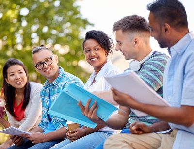 Fünf Personen aus unterschiedlichen Ländern stehen im Gespräch beeinander. Foto: Colourbox