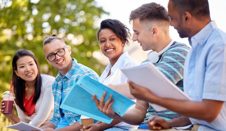 Fünf Personen aus unterschiedlichen Ländern stehen im Gespräch beeinander. Foto: Colourbox