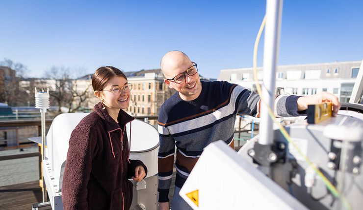Nina Maherndl und Dr. Maximlian Maahn bei der Kontrolle eines Messgeräts auf dem Dach des Leipziger Insituts für Meteorologi . Foto Christian Hüller