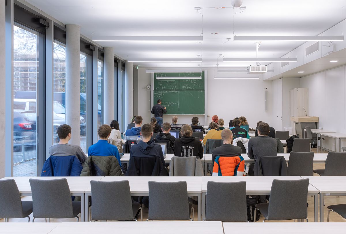 enlarge the image: Vilhelm Bjerknes lecture hall during a lecture. Photo: Swen Reichholdd
