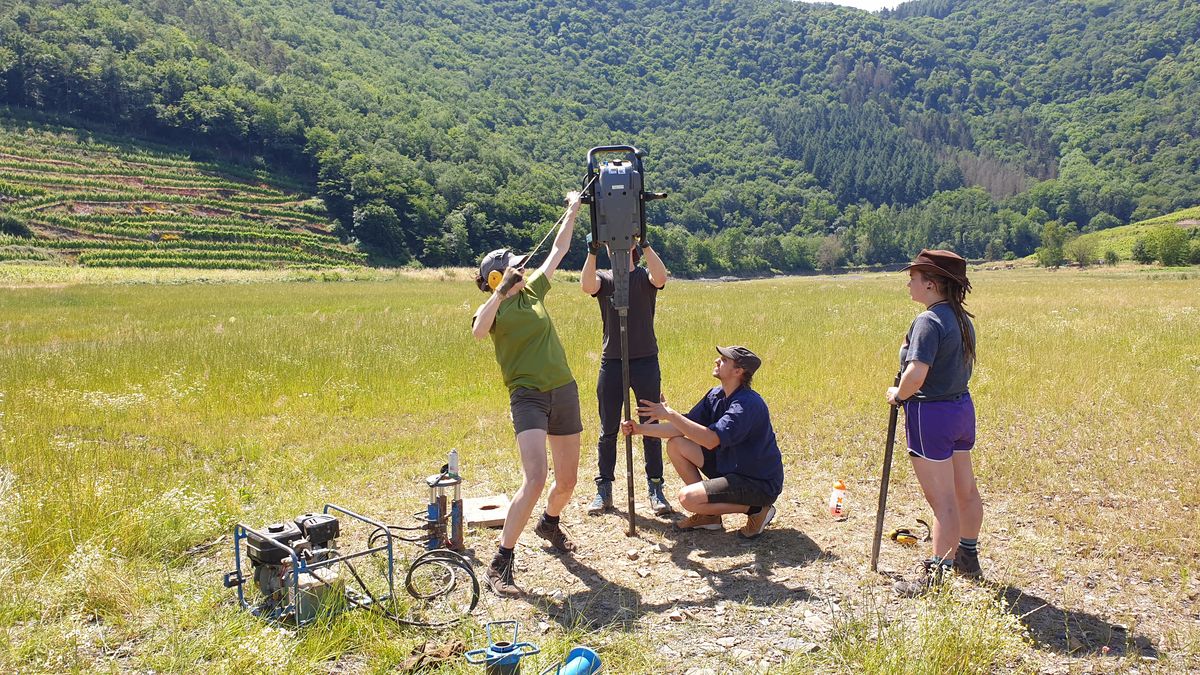 Studierende und Mitarbeitende der AG Physische Geographie bei der Rammkernsondierung im Ahr-Tal (Foto: C. Zielhofer)