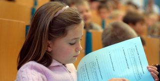 Kind im Hörsaal bei der Kinderuni