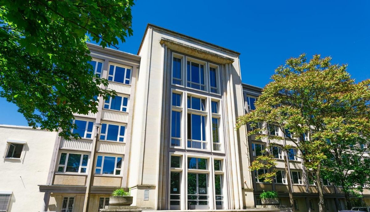 enlarge the image: Main entrance to the building at Linnéstraße 5