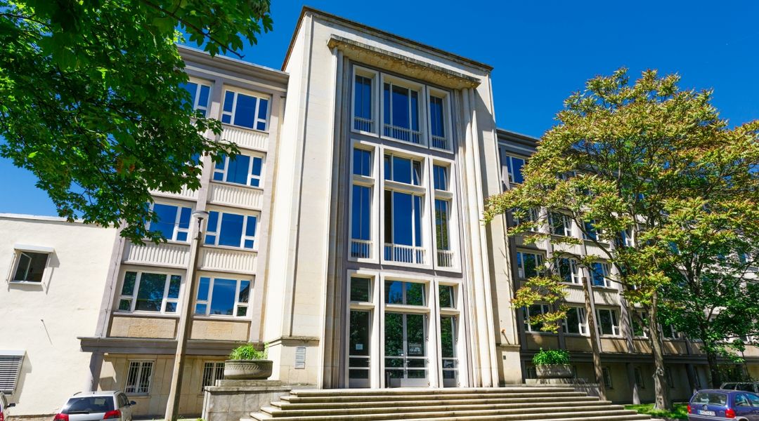 Main entrance to the building at Linnéstraße 5