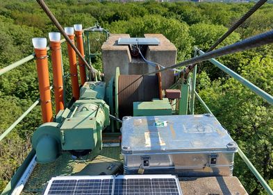 Zur weiteren Stärkung der Forschung wird u. a. neue Messtechnik zu Klimavariablen am Auwaldkran der Biodiversitätsforscher:innen installiert. Foto: Michael Schaefer Zur weiteren Stärkung der Forschung wird u. a. neue Messtechnik zu Klimavariablen am Auwaldkran der Biodiversitätsforscher:innen installiert.