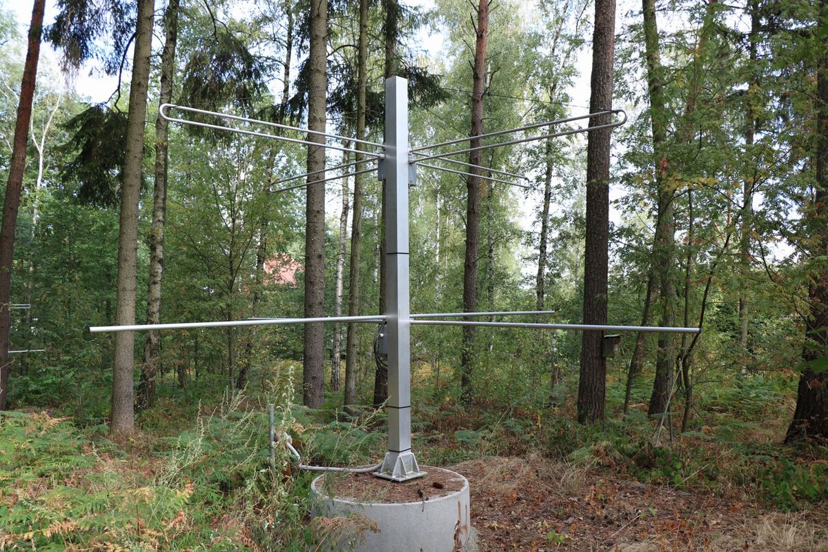 zur Vergrößerungsansicht des Bildes: Klimatologische Beobachtungen: Das VHF-Meteorradar steht im Mischwald am Observatorium Collm zur Messung des horizontalen Windes und der Temperatur. Foto: Christoph Jacobi / Universität Leipzig