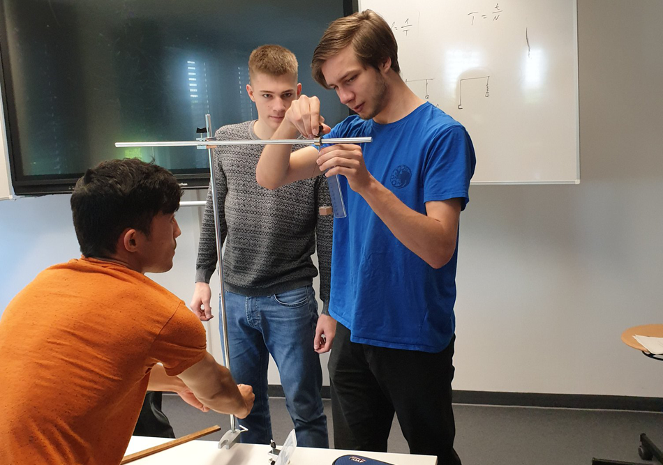 zur Vergrößerungsansicht des Bildes: Drei Schüler der Arwed-Rossbach-Schule beim Experimentieren