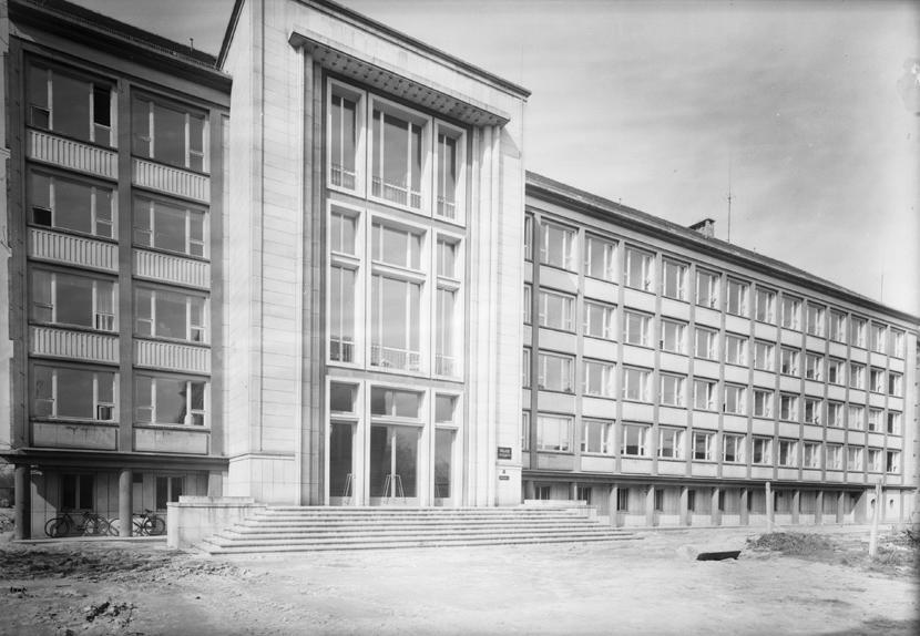 zur Vergrößerungsansicht des Bildes: Schwarz-Weiß-Aufnahme des Physikalischen Instituts im Jahr 1957