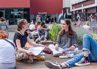 Der Studieninformationstag bietet wieder die Möglichkeit, sich ein Bild von den Studienmöglichkeiten und dem Campusleben zu machen. Foto: Kirsten Nijhof/Universität Leipzig Der Studieninformationstag bietet wieder die Möglichkeit, sich ein Bild von den Studienmöglichkeiten und dem Campusleben zu machen.