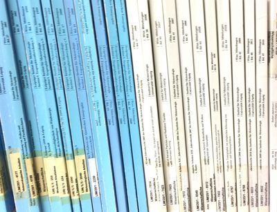 Blue and white brochures of the publication series "Wissenschaftliche Mitteilungen" on the shelf. Photo: Katrin Schandert