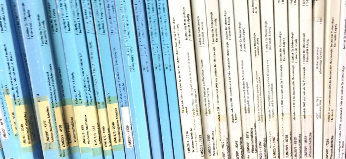 enlarge the image: Blue and white brochures of the publication series "Wissenschaftliche Mitteilungen" on the shelf. Photo: Katrin Schandert