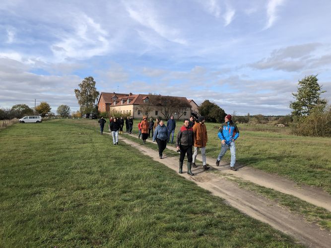 Short excursion around the Lake Gülpe research station led by PhD student Jannis Weil (Uni Potsdam), Photo: M. Offermann