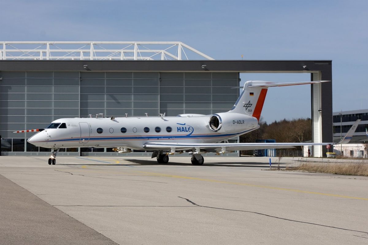 zur Vergrößerungsansicht des Bildes: Spezialflugzeug HALO vor dem Hangar in Oberpfaffenhofen, der als Basispunkt für die Mission CIRRUS-HL genutzt wird. / Foto: Dr. Andreas Minikin