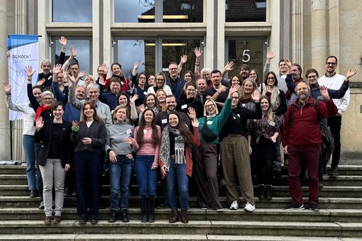 Zu sehen sind die 70 Teilnehmenden des Netzwerktreffens als Gruppenfoto.