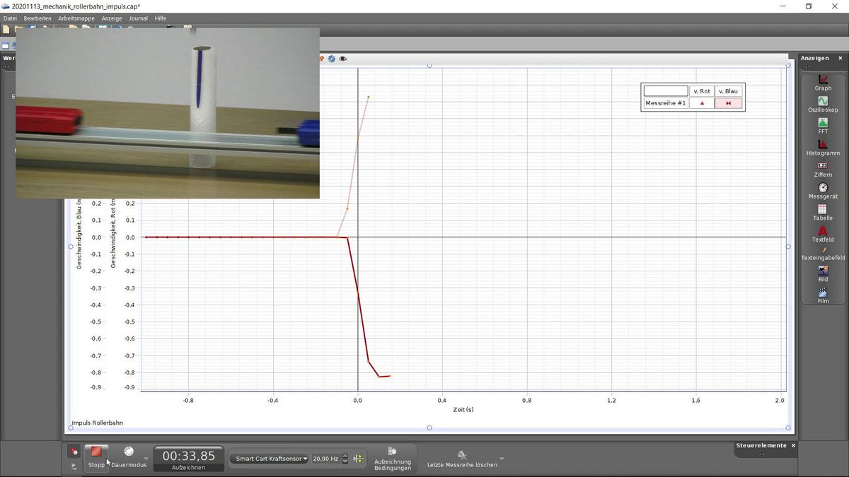zur Vergrößerungsansicht des Bildes: Experiment mit Rollenfahrbahn, im Hintergrund ist die digitale Messdatenaufzeichnung als Graph zu sehen, in der linken oberen Ecke ein Foto der sich bewegenden Wagen, Videoausschnitt: Frank Stallmach, Universität Leipzig