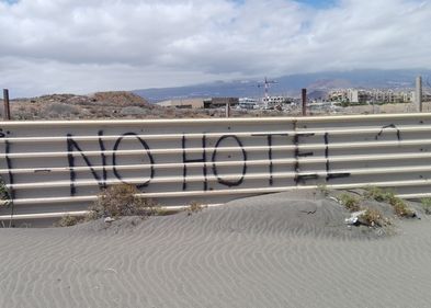 "No Hotel" - "Kein Hotel": Protestschriften am Bauzaun.