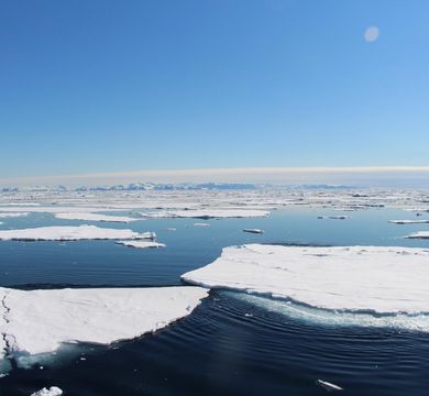 Arktisexpedition Richtung Grönland und Spitzbergen im Frühjahr/Sommer 2017 mit dem Eisbrecher Polarstern und zwei Forschungsflugzeugen im Rahmen des SFB. Foto: Universität Leipzig Ozean mit arktischen Eisschollen