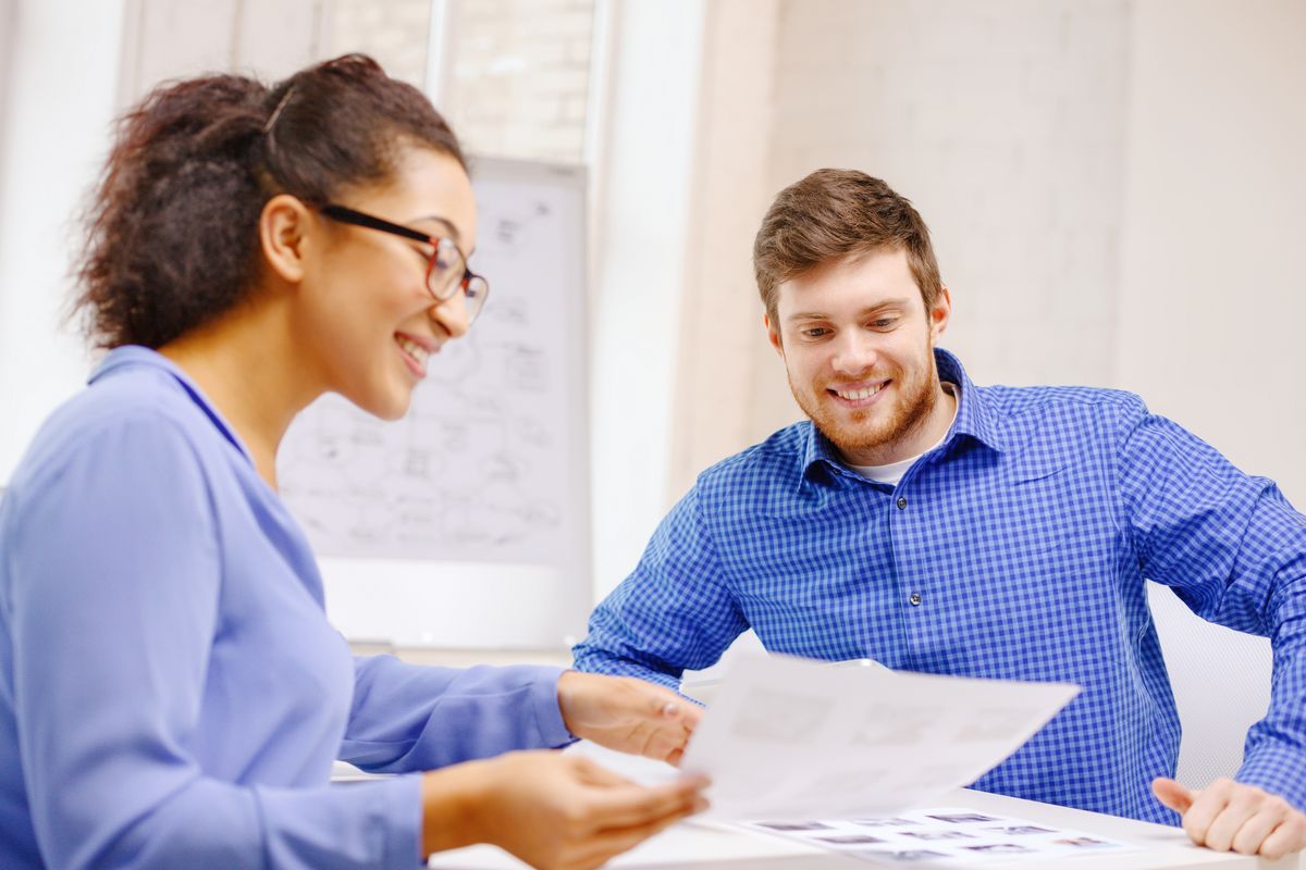 enlarge the image: A man and a woman sit at the table and talk to each other. Photo: Colourbox