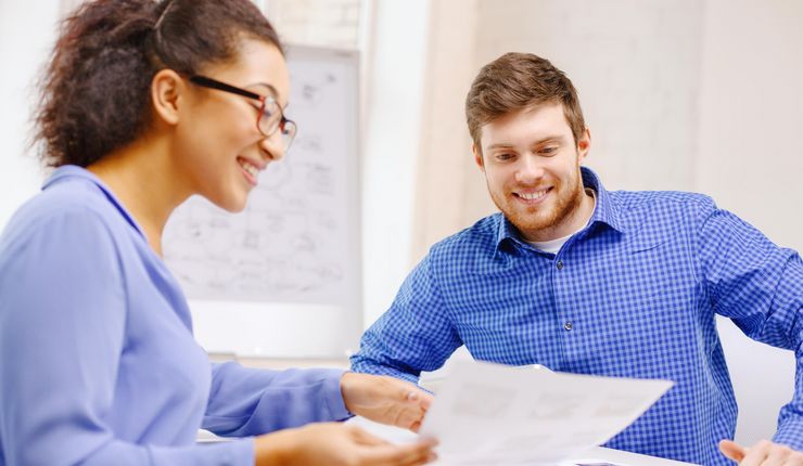 Ein Mann und eine Frau sitzen am Tisch und sprechen miteinander. Foto: Colourbox