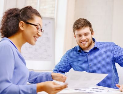 A man and a woman sit at the table and talk to each other. Photo: Colourbox