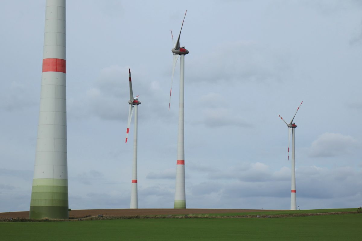 zur Vergrößerungsansicht des Bildes: Vier Windräder stehen auf einem Feld. Foto: Uwe Päsler / Stadtverwaltung Riesa