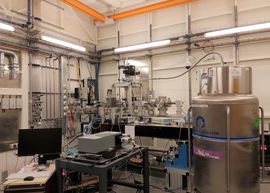 Kompletter Messaufbau am Beschleuniger PETRA III am DESY in Hamburg. Eine detaillierte Beschreibung der einzelnen Teile ist in der wissenschaftlichen Veröffentlichung zum Messaufbau erschienen. Kompletter Messaufbau am Beschleuniger PETRA III am DESY in Hamburg. Eine detaillierte Beschreibung der einzelnen Teile ist in der wissenschaftlichen Veröffentlichung zum Messaufbau erschienen.