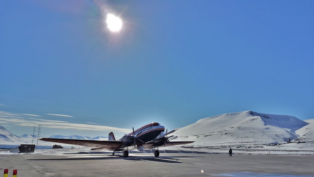 zur Vergrößerungsansicht des Bildes: Flugzeuggebundene Messsysteme: Forschungsflugzeug Polar 5 während eines Forschungseinsatzes in der Arktis. Foto: Tobias Donth