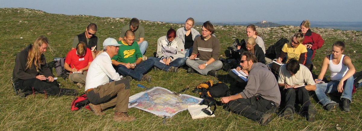 zur Vergrößerungsansicht des Bildes: Prof. Ehrmann erörtert mit Studierenden die Geologie des Nördlinger Ries', Foto: Gerhard Schmiedl