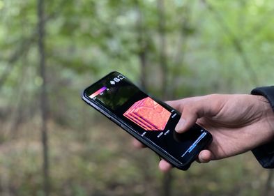 Der Lexcube kann auch auf dem Handy die interaktive 3D-Visualisierung von Klimadaten für jeden beliebigen Ort anzeigen. Foto: Anja Barz Der Lexcube kann auch auf dem Handy die interaktive 3D-Visualisierung von Klimadaten für jeden beliebigen Ort anzeigen.