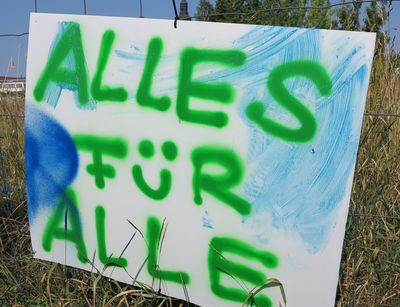 Ein Schild mit der Aufschrift 'Alles für alle' markiert die Aneignung einer Freifläche im Leipziger Westen. 