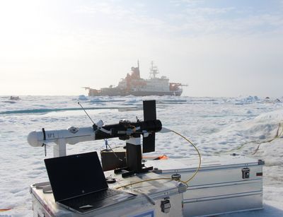 Radiation sonde at ground in front of the Polarstern during MOSAiC. The sonde was designed for balloon-borne measurements. Photo: Michael Lonardi / Leipzig University