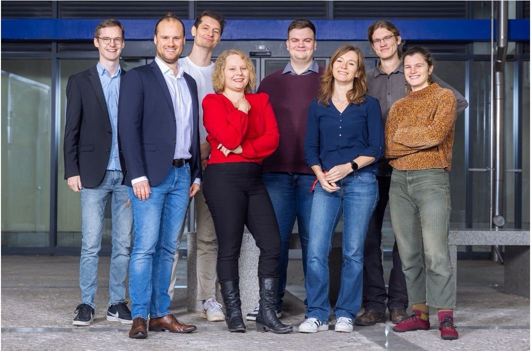 zur Vergrößerungsansicht des Bildes: Farbiges Gruppenbild der Professur