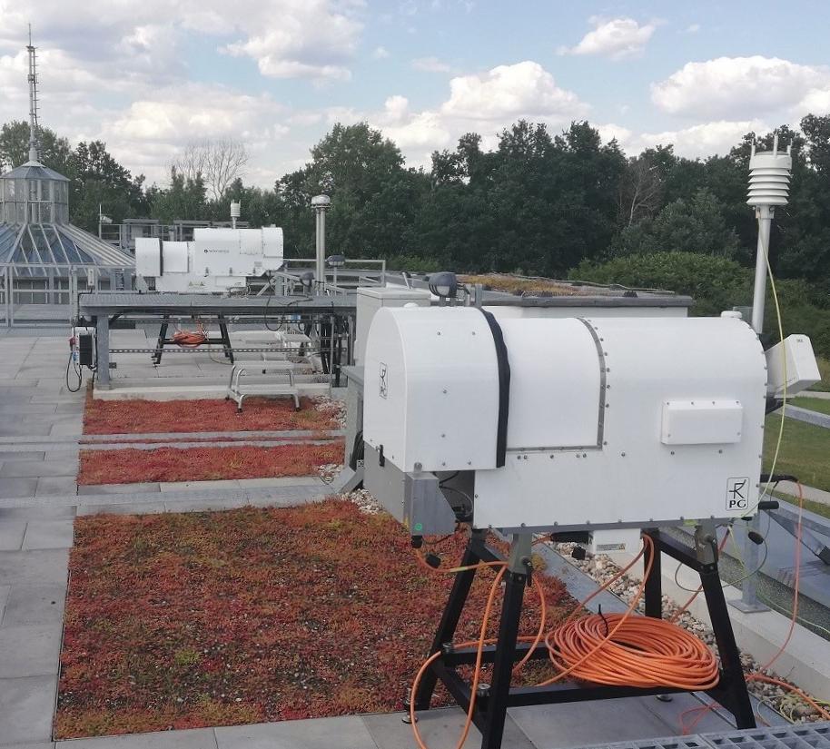 zur Vergrößerungsansicht des Bildes: RPG Mikrowellenradiometer LIMHAT auf der Messstation beim DWD in Lindenberg. Foto: Johannes Röttenbacher / Universität Leipzig