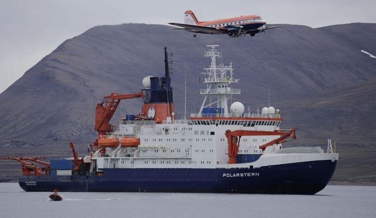 Das Polarflugzeugeug Polar 5 fleigt über das Forschungsschiff in der Nähe von Longyearbyen (Svalbard). Foto: Alfred-Wegener-Institute / Thomas Krumpen (CC-BY 4.0)